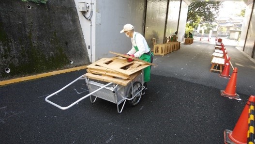 <出店台の組立準備>