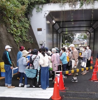 <道路の片側一列に並ぶ出店者>