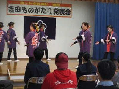 愛唱歌に合わせた踊りを披露