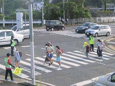 毎日の登下校時の見守り(折尾駅入口交差点前)